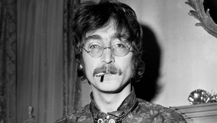 John Lennon fumando un cigarrillo