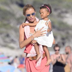 Esther Cañadas con su hija Galia Santina en brazos en las playas de Ibiza