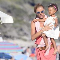 Esther Cañadas con su hija Galia Santina en brazos en las playas de Ibiza