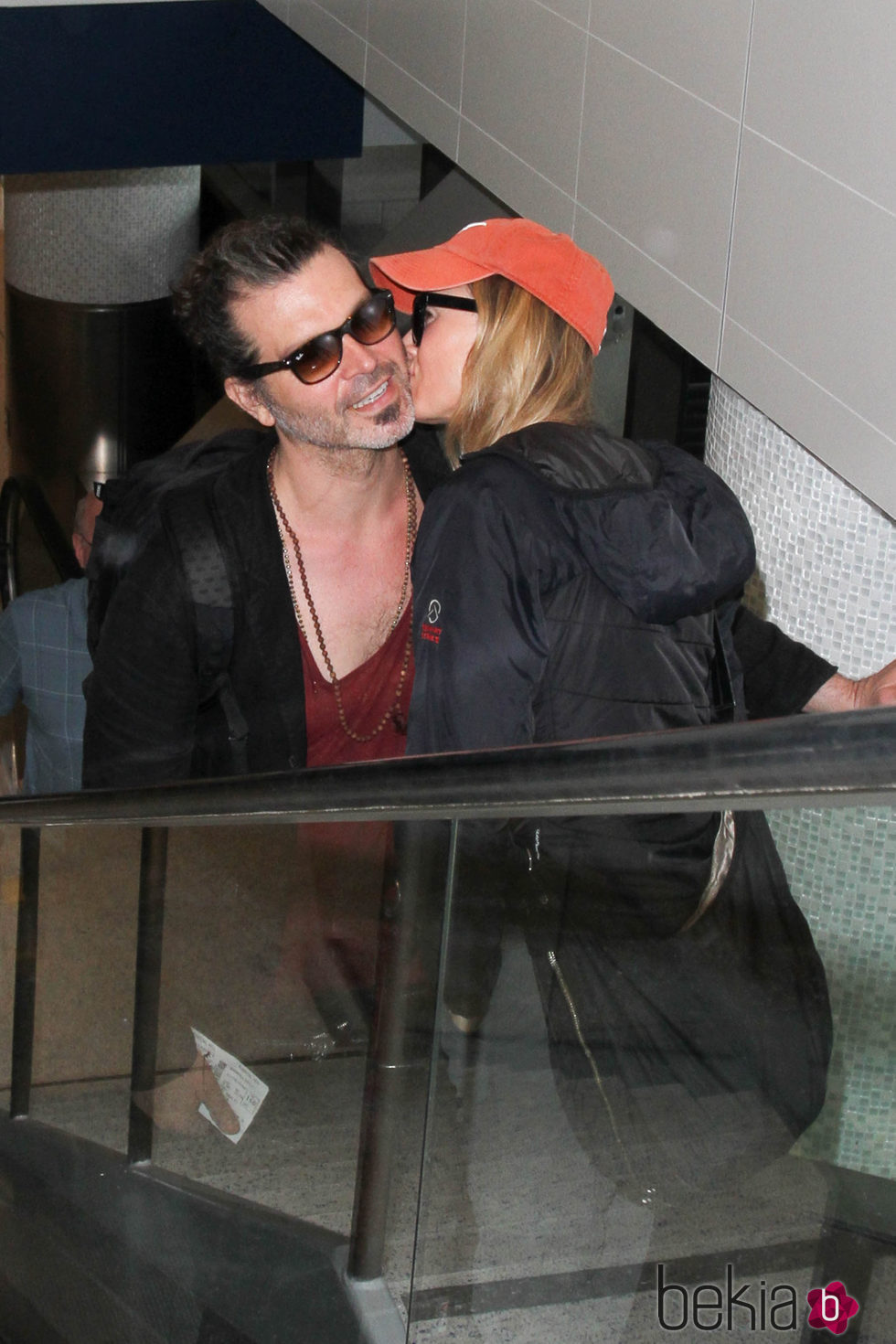 Renée Zellweger besa a su novio Doyle Bramhall en un aeropuerto de Los Ángeles