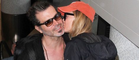 Renée Zellweger besa a su novio Doyle Bramhall en un aeropuerto de Los Ángeles