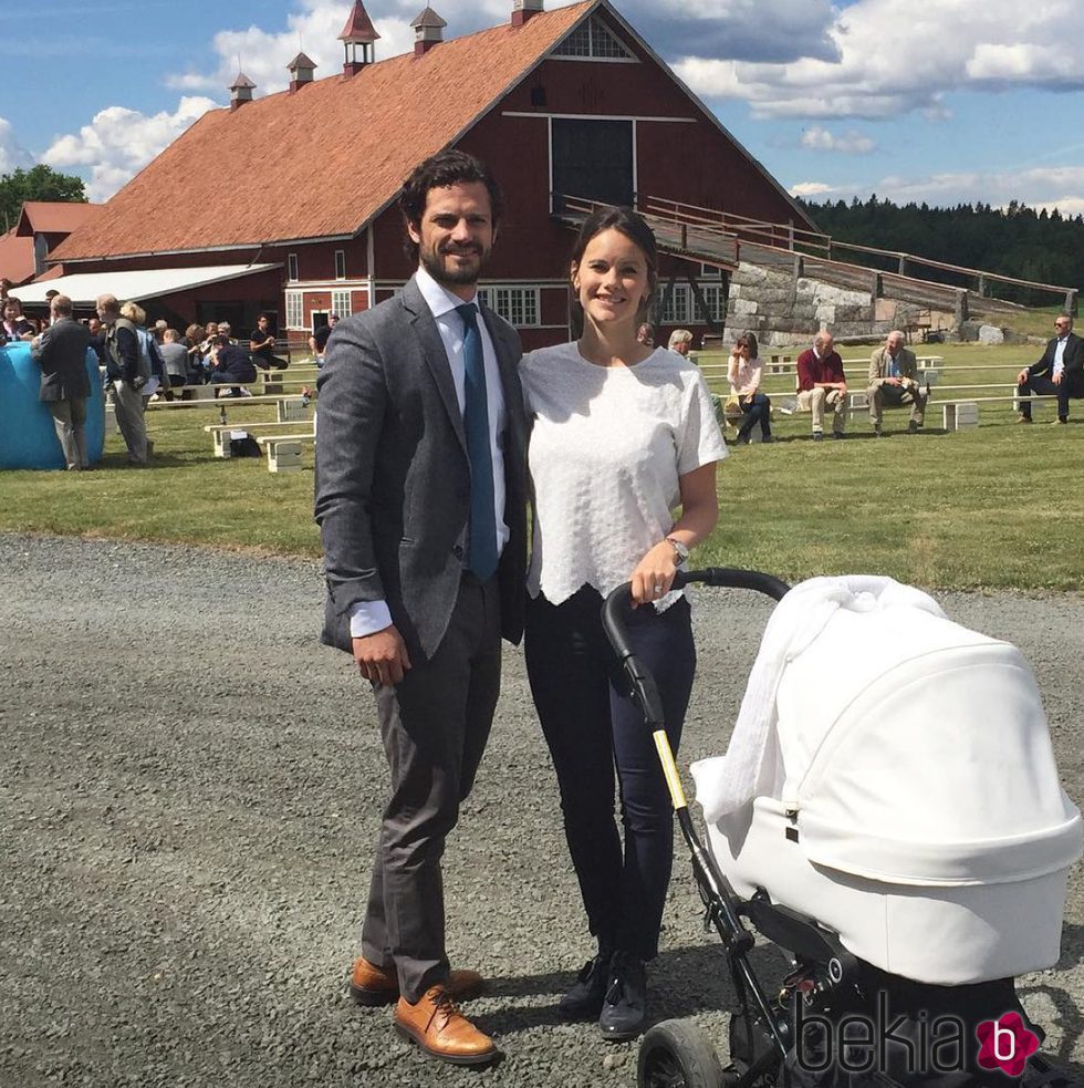 Carlos Felipe de Suecia y Sofia Hellqvist con su hijo Alejandro en su primer aniversario de boda