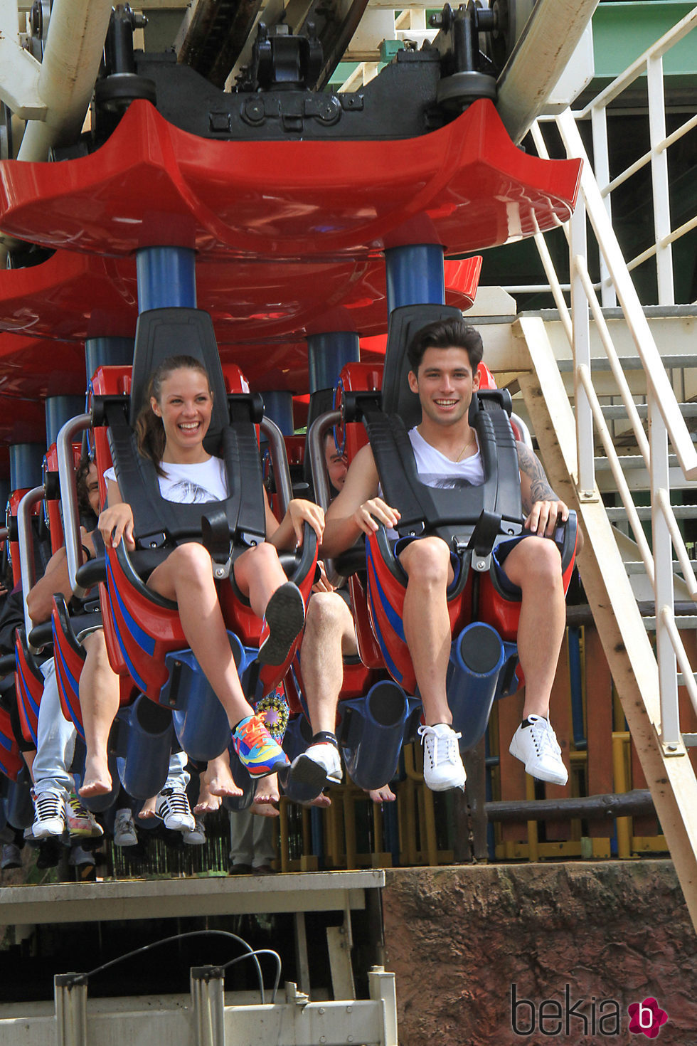 Jessica Bueno y Jota Peleteiro en el parque de atracciones de Sevilla