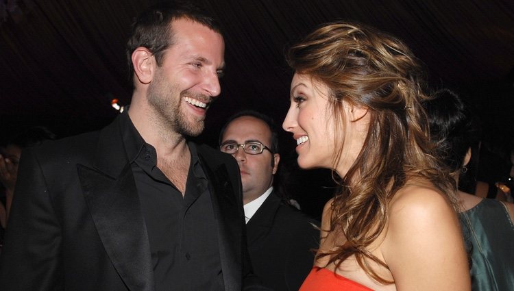 Bradley Cooper y Jennifer Esposito en la fiesta de los Globos de Oro