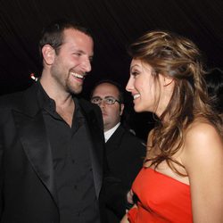 Bradley Cooper y Jennifer Esposito en la fiesta de los Globos de Oro