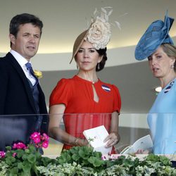 Federico y Mary de Dinamarca con la Condesa de Wessex en Ascot 2016