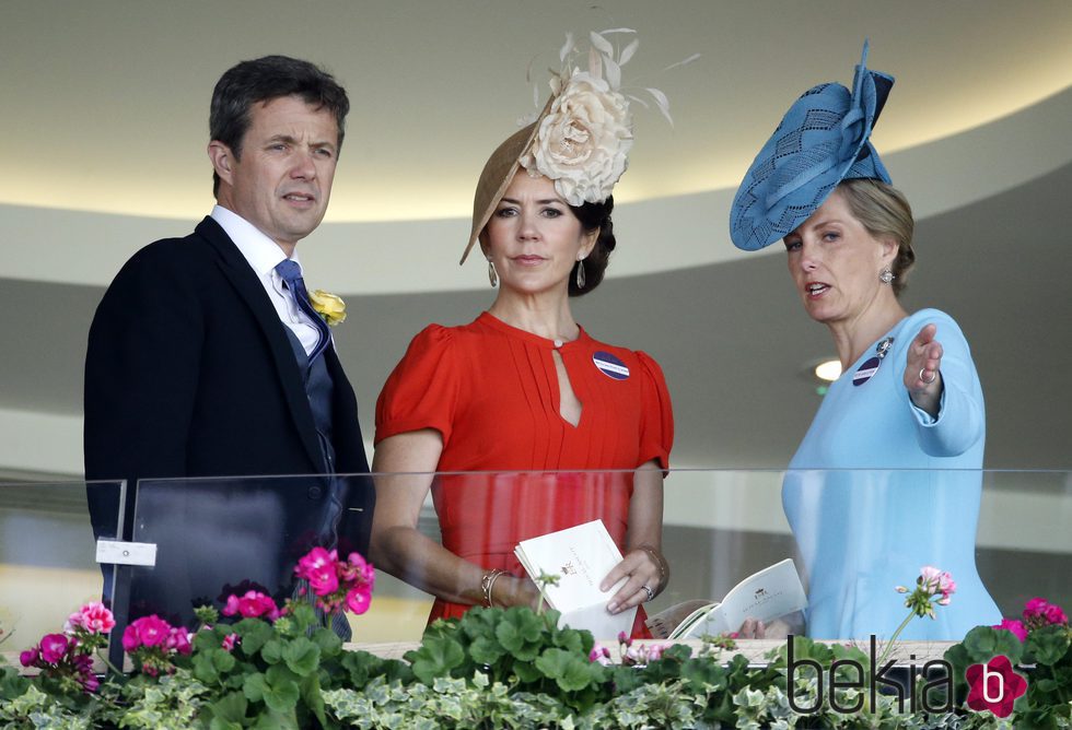 Federico y Mary de Dinamarca con la Condesa de Wessex en Ascot 2016