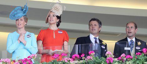 Federico y Mary de Dinamarca con los Condes de Wessex en Ascot 2016