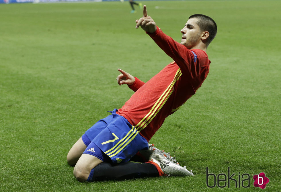 Álvaro Morata celebrando uno de sus dos goles a Turquía en la Eurocopa 2016