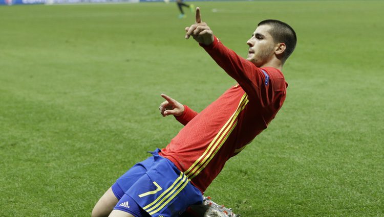 Álvaro Morata celebrando uno de sus dos goles a Turquía en la Eurocopa 2016