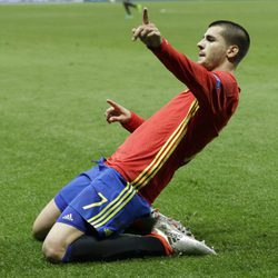 Álvaro Morata celebrando uno de sus dos goles a Turquía en la Eurocopa 2016