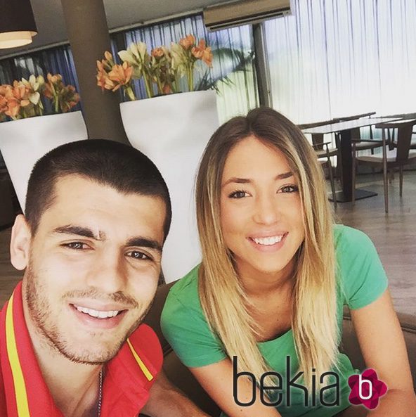 Álvaro Morata y Alice Campello antes del partido de España contra Turquía en la Eurocopa 2016