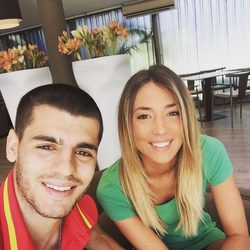 Álvaro Morata y Alice Campello antes del partido de España contra Turquía en la Eurocopa 2016