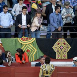 La Infanta Elena recibiendo la montera de Cayetano RIvera junto con su hijo Froilán