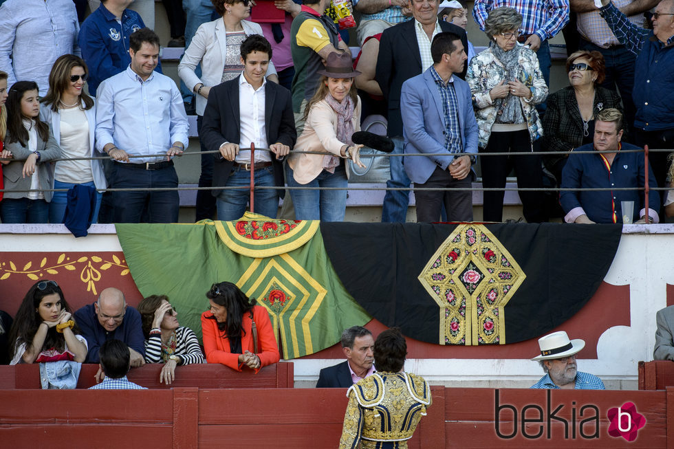 La Infanta Elena recibiendo la montera de Cayetano RIvera junto con su hijo Froilán