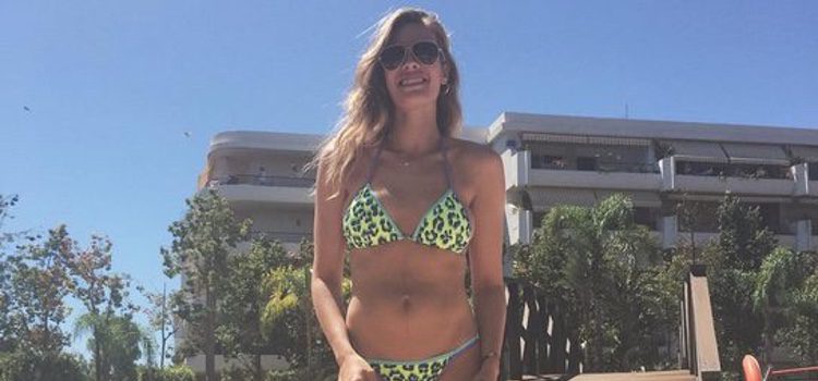 Jessica Bueno en bikini junto a una piscina cuatro meses después de nacer Jota Jr