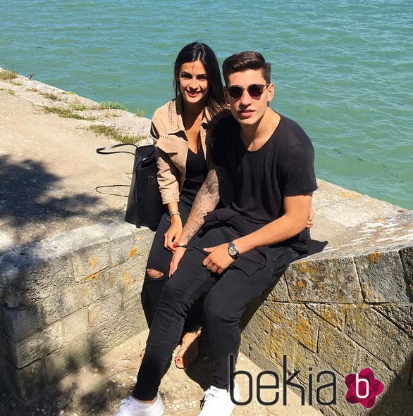 Héctor Bellerín con Berta Requeno en Isla de Ré durante la Eurocopa 2016