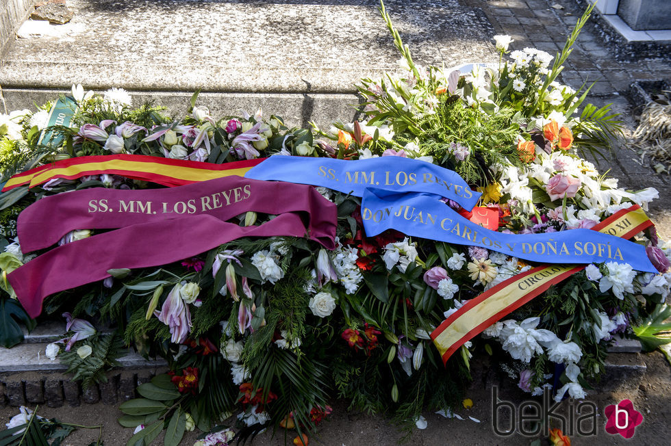 Coronas de flores enviadas a Leandro de Borbón por los Reyes Felipe y Letizia y Juan Carlos y Sofía