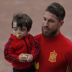 Sergio Ramos con su hijo Sergio Jr en un entrenamiento de La Roja en la Eurocopa 2016