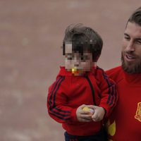 Sergio Ramos con su hijo Sergio Jr en un entrenamiento de La Roja en la Eurocopa 2016