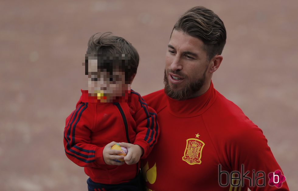 Sergio Ramos con su hijo Sergio Jr en un entrenamiento de La Roja en la Eurocopa 2016