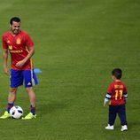 Pedro Rodríguez con su Bryan en un entrenamiento de La Roja en la Eurocopa 2016