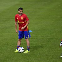 Pedro Rodríguez con su Bryan en un entrenamiento de La Roja en la Eurocopa 2016