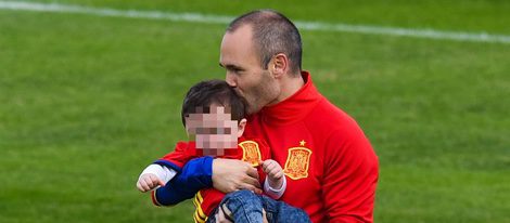 Andrés Iniesta con su hijo Paolo Andrea en un entrenamiento de La Roja en la Eurocopa 2016