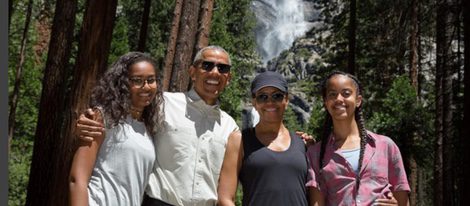 La familia Obama disfrutando del Día del Padre en el bosque de California