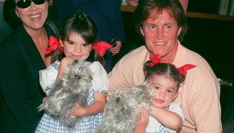 Kylie y Kendall Jenner con su padre Caitlyn Jenner cuando eran pequeñas