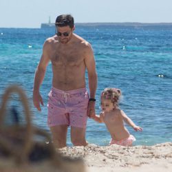 Xabi Alonso con su hija Emma en una playa de Ibiza