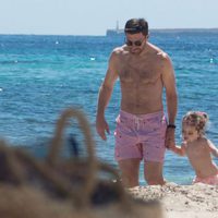 Xabi Alonso con su hija Emma en una playa de Ibiza