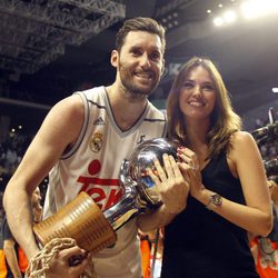 Helen Lindes y Rudy Fernández muy sonrientes tras la victoria del Real Madrid baloncesto