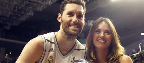 Helen Lindes y Rudy Fernández muy sonrientes tras la victoria del Real Madrid baloncesto