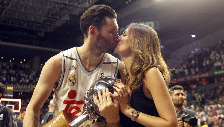 Helen Lindes y Rudy Fernández se funden en un beso tras la victoria del Real Madrid baloncesto