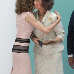 La Reina Letizia besa a la Reina Sofía en el 30 aniversario de la FAD