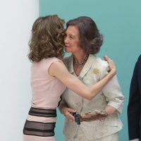 La Reina Letizia besa a la Reina Sofía en el 30 aniversario de la FAD