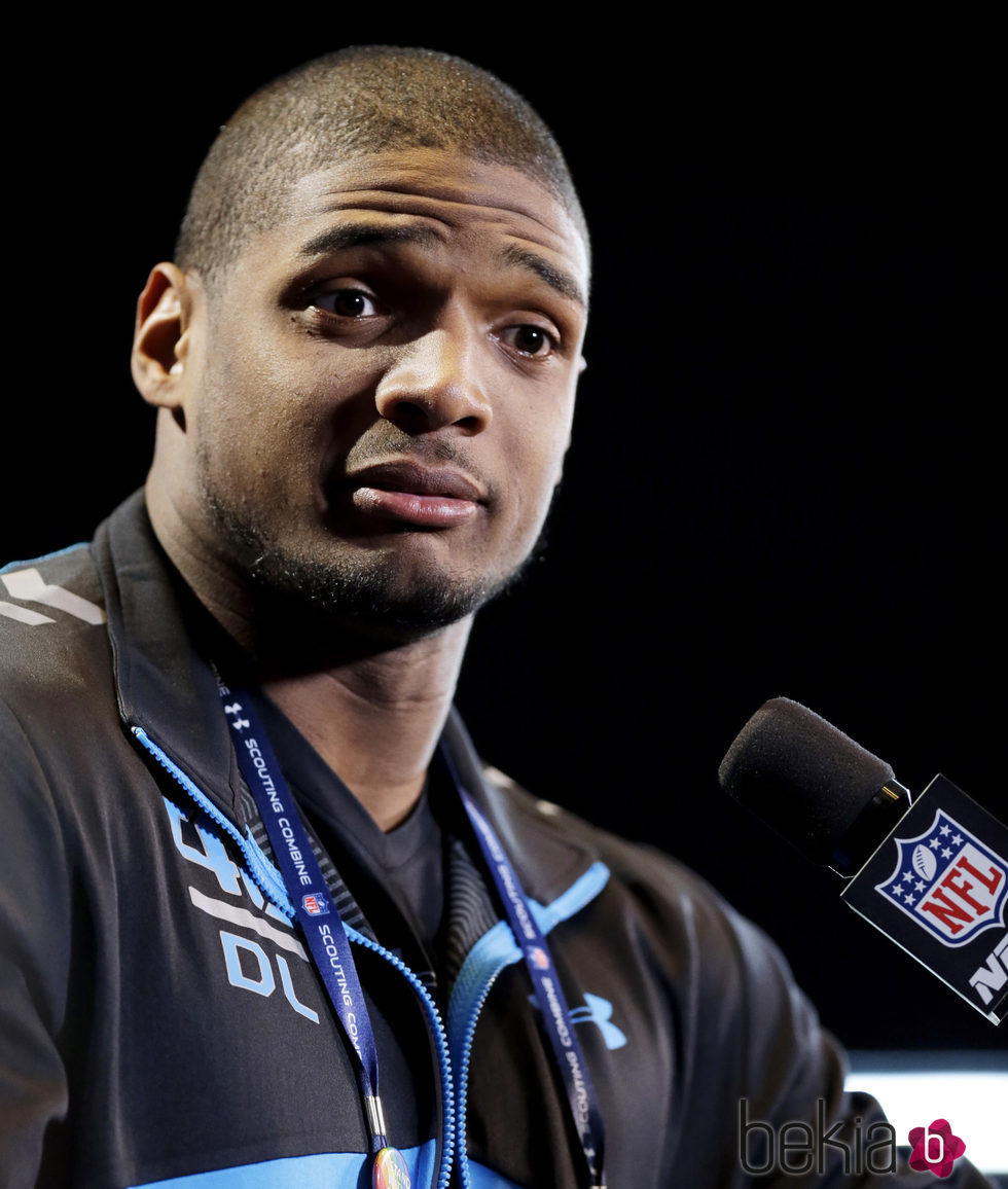 Michael Sam durante la rueda de prensa de NFL en Indianapolis