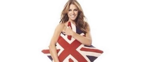 La actriz Elizabeth Hurley cubierta con un cojín británico