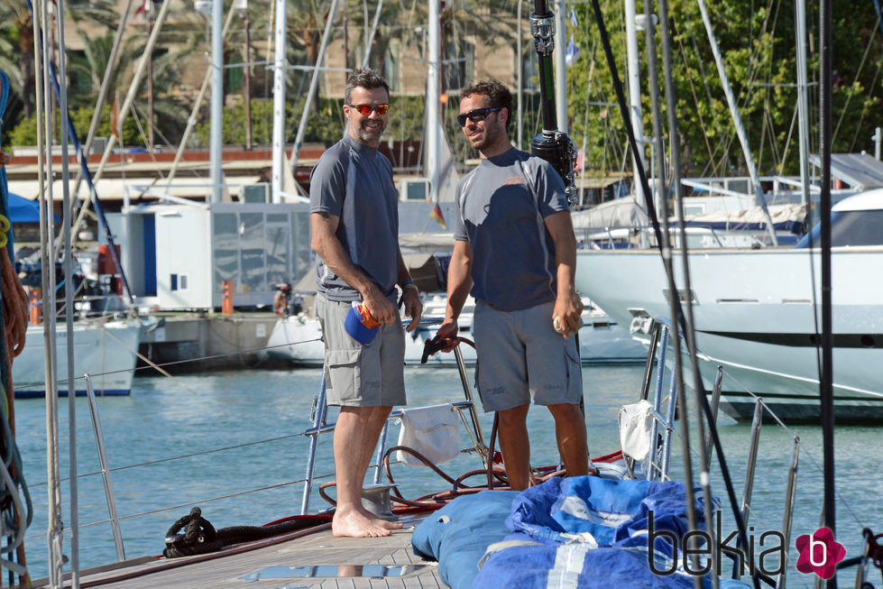 Pau Donés en un velero en Mallorca