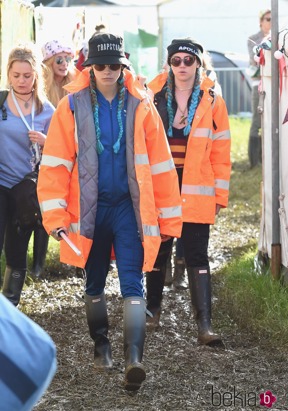 Cara Delevingne y Suki Waterhouse en Glastonbury 2016