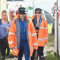 Cara Delevingne y Suki Waterhouse en Glastonbury 2016