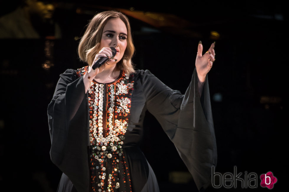 Adele cantando en el festival de Glastonbury 2016