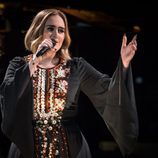 Adele cantando en el festival de Glastonbury 2016