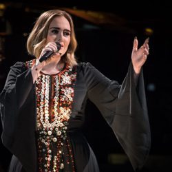 Adele cantando en el festival de Glastonbury 2016