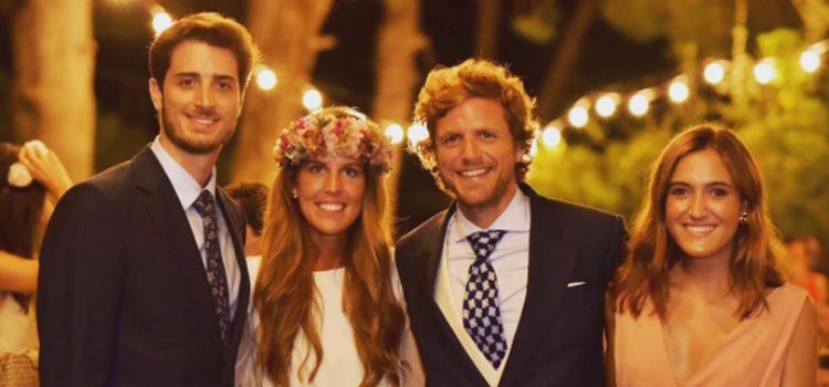 Álvaro de la Lama y Emilia Alfaro junto con unos amigos en su boda en Denia