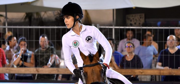 Carlota Casiraghi compitiendo en el concurso de saltos de Monte-Carlo 2016