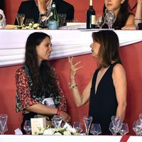 Carolina de Mónaco habla con Tatiana Santo Domingo en el concurso de saltos de Monte-Carlo 2016