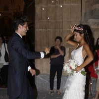 Guillermo Martín y Lidia Reyes bailando a la salida de su boda en Córdoba