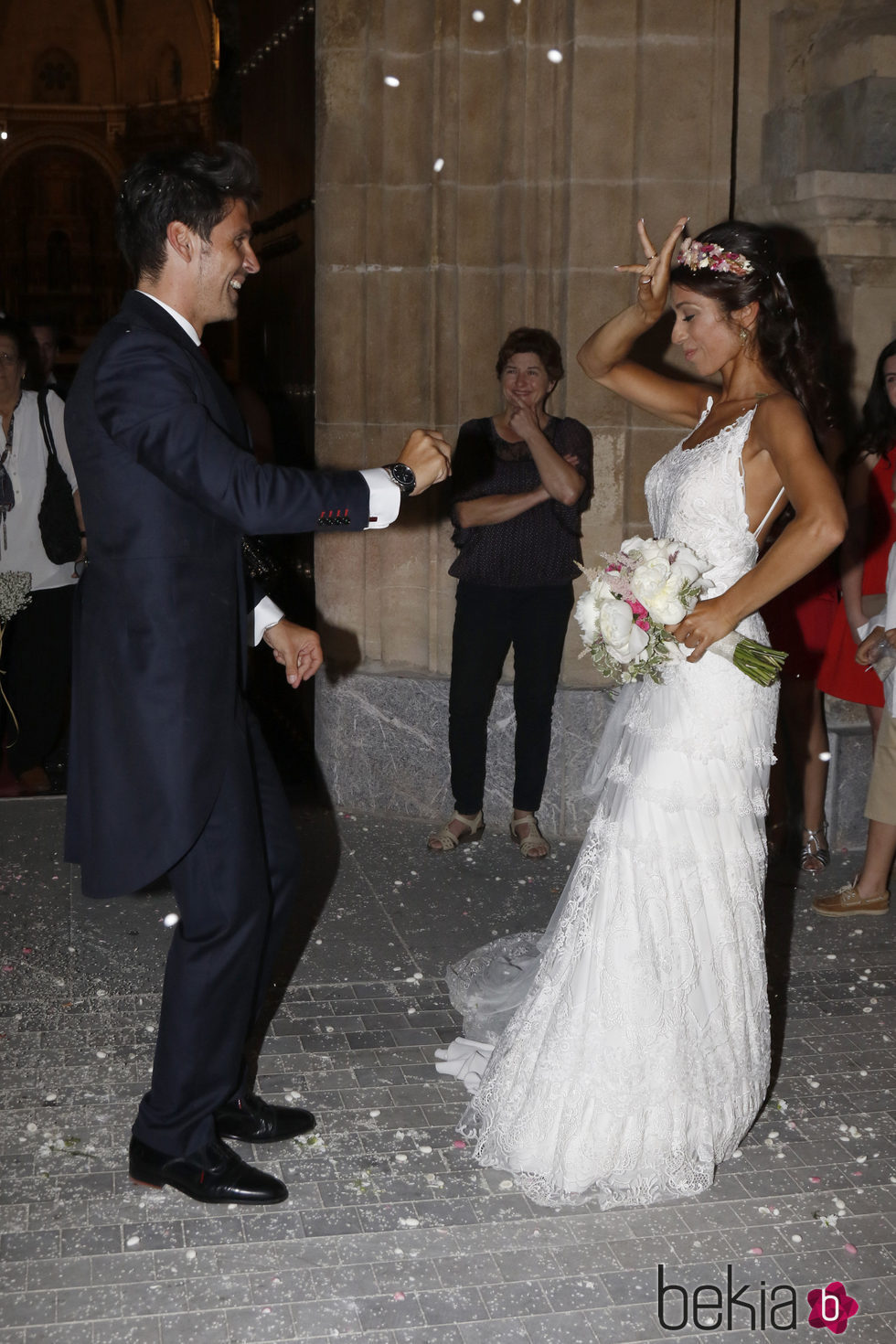 Guillermo Martín y Lidia Reyes bailando a la salida de su boda en Córdoba